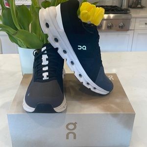 Men’s  On “Cloudrunner” size 9